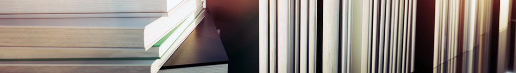 Stapel mit Büchern, Seiten und Buchrücken in Nahaufnahme.