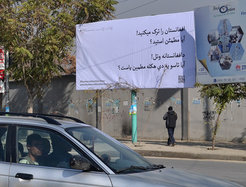 A billboard with the inscription ”You are leaving Afghanistan? Are you Sure?” Foto: Mohammad Jawad. © picture alliance /dpa