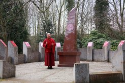 Khenpo Sodargye visits Nobel-Rondell at the City Cemetery, Göttingen.