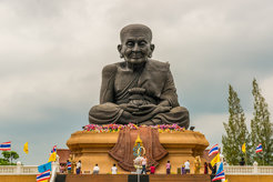Luang Pho Thuat "opens the world".