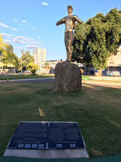 Monument to ‘the emigrant’, Governador Valadares (Photo: D. Sampaio)