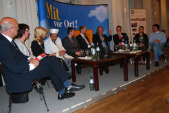 Announcing an interfaith kindergarten: the summit held at Gifhorn Castle in April 2015 was attended by 120 delegates from various Christian denominations and mosques. One Muslim delegate recalled a sense of discomfort: "We were invited to talk about contributions to our city, but were mostly confronted with security-related questions about Islam." Despite fears being raised about cooperating with Muslims, informal negotiations continued behind the scenes. After the event, local Catholic leaders met up with local Muslim representatives: it took just two hours to realise there were no real hurdles.